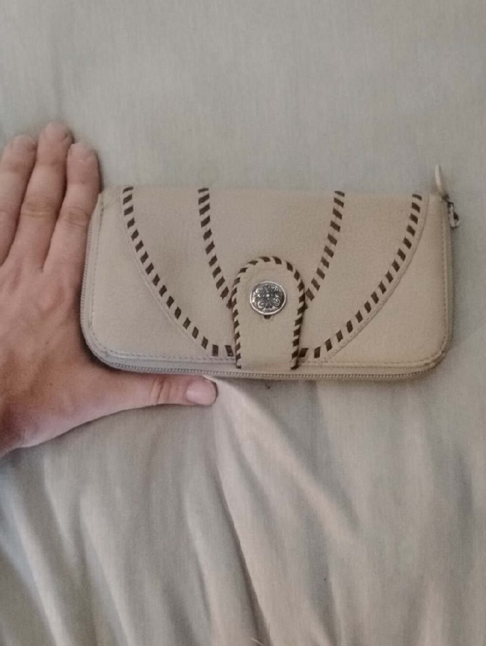Beautiful Sand Pebble Leather Brighton Wallet - Picture 2 of 14